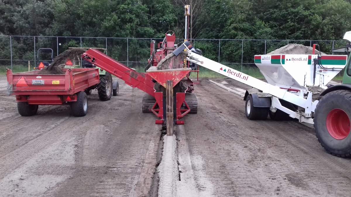 Op #Urk 3 sportvelden draineren voor <a href="/BerdiSportGroen/">Berdi Sport & Groen</a>
