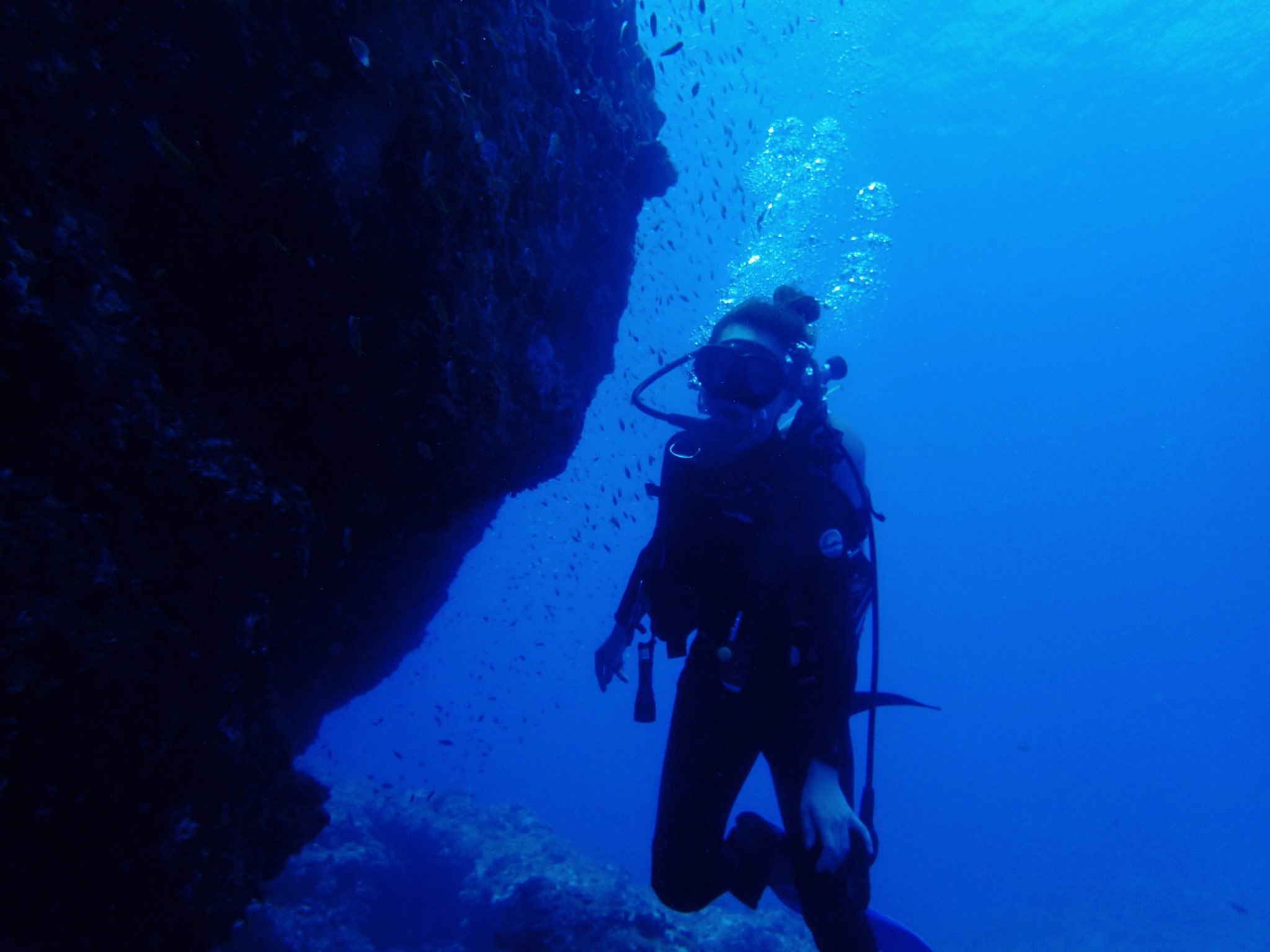 的場絢香 伊良部に地形ダイビングへ 洞窟の中に入るときはドキドキ ダイバーしか行けない青の洞窟 真っ暗闇な洞窟から見る海は光が差してブルーがキレイだった ライセンスを取ってから初のダイブ 緊張したけど楽しかった 宮古島