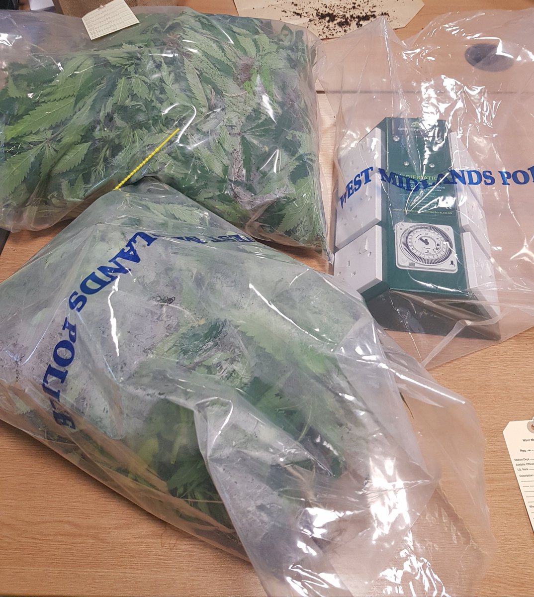 *WARRANT* Team are on a roll 😉....Warrant executed in Quinton today... weeding out the drug dealers..... #grassup #communityintelligence #teamwork #saferbartley #saferquinton <a href="/QuintonWMP/">Quinton Police</a> @LeeTrinderWMP