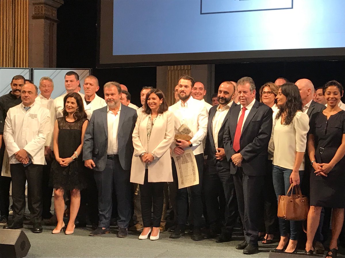 Remise du Grand Prix de la Pâtisserie de Paris dans les salons de l’Hôtel de ville de ⁦<a href="/Paris/">Paris</a>⁩ par ⁦<a href="/Anne_Hidalgo/">Anne Hidalgo</a>⁩ ⁦<a href="/OliviaPolski/">@oliviapolski.bsky.social</a>⁩ ⁦<a href="/cgirard/">Christophe Girard</a>⁩ ⁦<a href="/afafgabelotaud/">Afaf Gabelotaud</a>⁩ avec ⁦<a href="/BarillonPascal/">Barillon Pascal</a>⁩.
#Savoir-faire #Excellence 
#Artisanat
