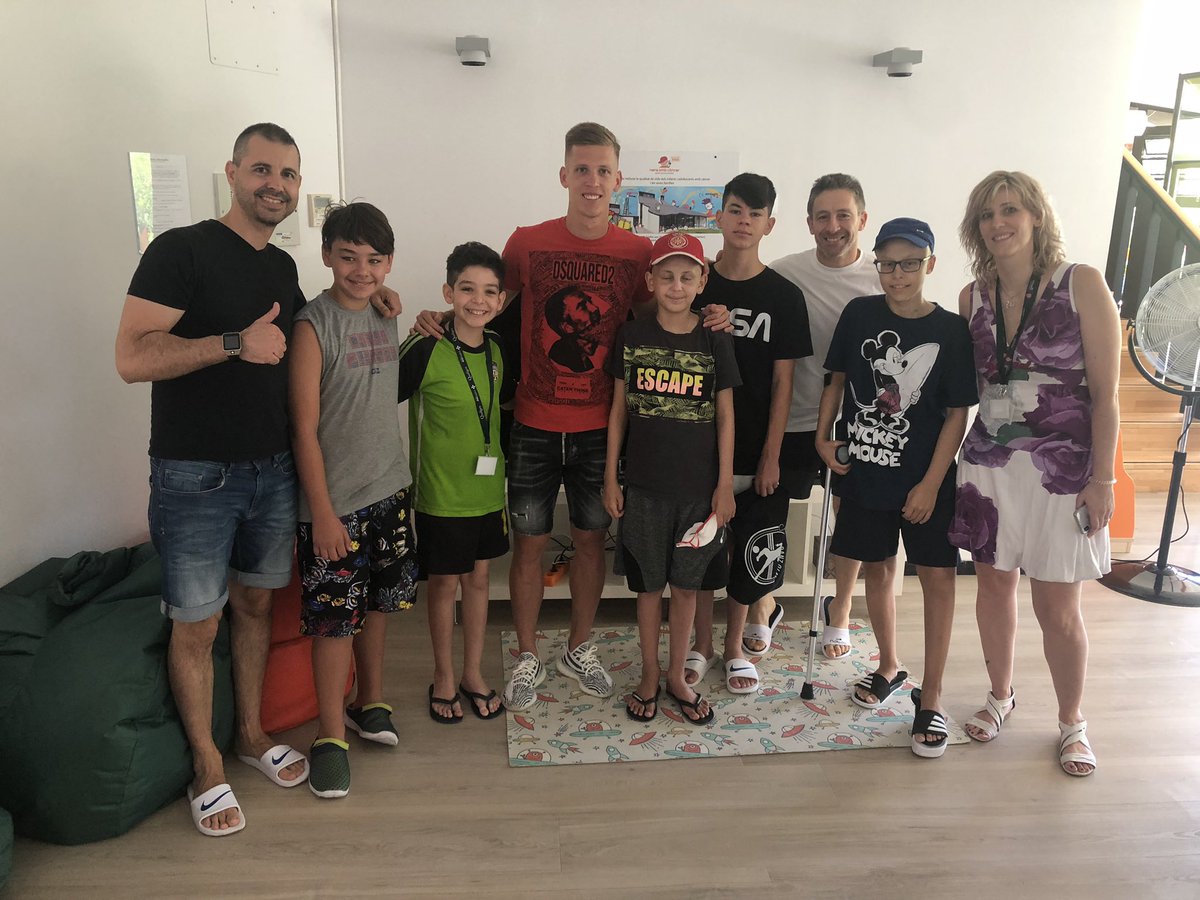 daniolmo7's tweet photo. Cada instante que paso con los niños de #LaCasaDelsXuklis es una lección de vida, de superación, de esfuerzo y de cómo encarar las adversidades, estos valientes si son héroes de verdad. Un placer conocerte Gerard, y volver a reencontrarme con todos #posatlagorra #HeroesSinCapa https://t.co/DEpkPAVLYR