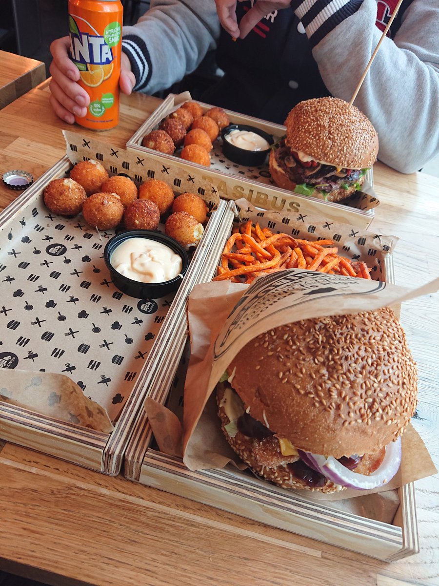 Nach nen Kater erstmal Frühstück 😎 <a href="/farbenfuchs/">𝕝𝕖𝕤𝕝𝕚𝕖 🦊</a> @therealgzuz @Frank_Golo80 hoffe ihr habt kein Hunger