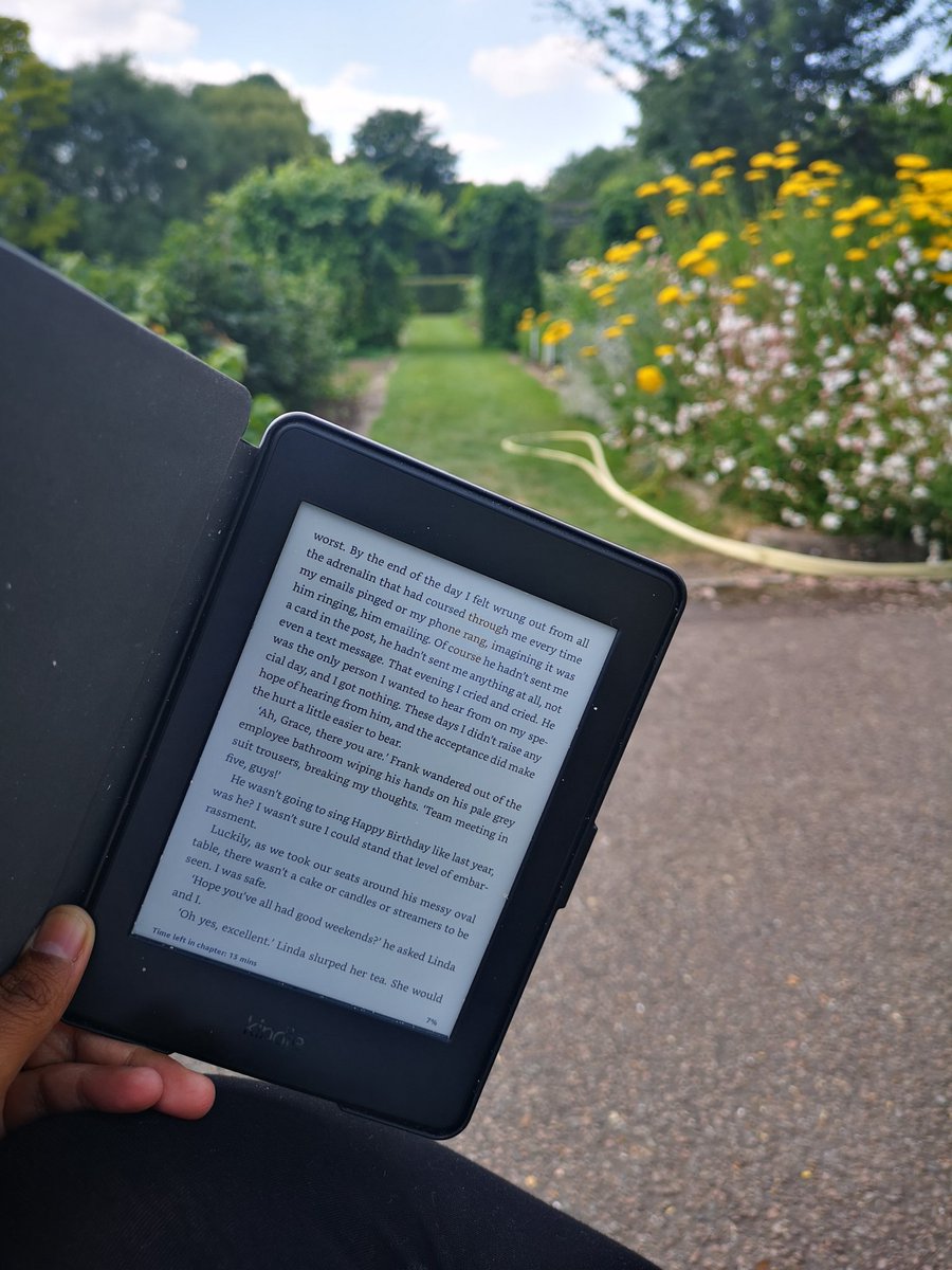 unlikelymummy's tweet image. What a view on my lunch break. Chilling with @Notwedordead new book #howtosaygoodbye while enjoying the views of @HallPlaceBexley thank you @LBofBexley for our amazing #openspaces and #parks