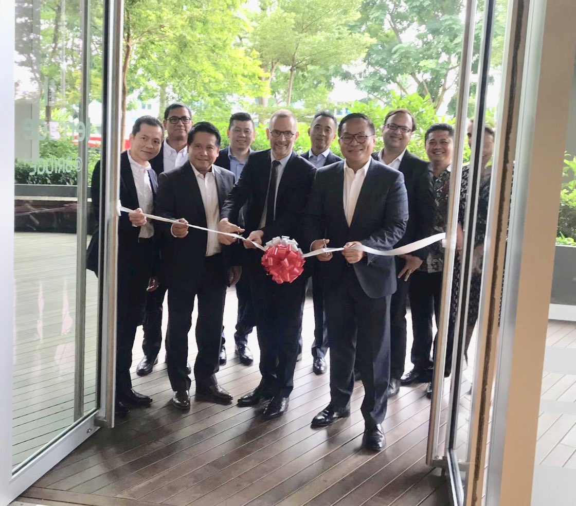 JulienSteimer's tweet photo. Happy to welcome Pak Tiko, CEO of @bankmandiri, Pak Hery, Pak Toto Prasetio &amp; Pak Sunarto at @axa #REV in Singapore 🇸🇬, our division dedicated to #data, #digital #platforms &amp; emerging #technologies. #Future of #Bancassurance #Fintech #insurtech @AXA_Mandiri @thomasbuberl #AXA https://t.co/f67OGj78FS
