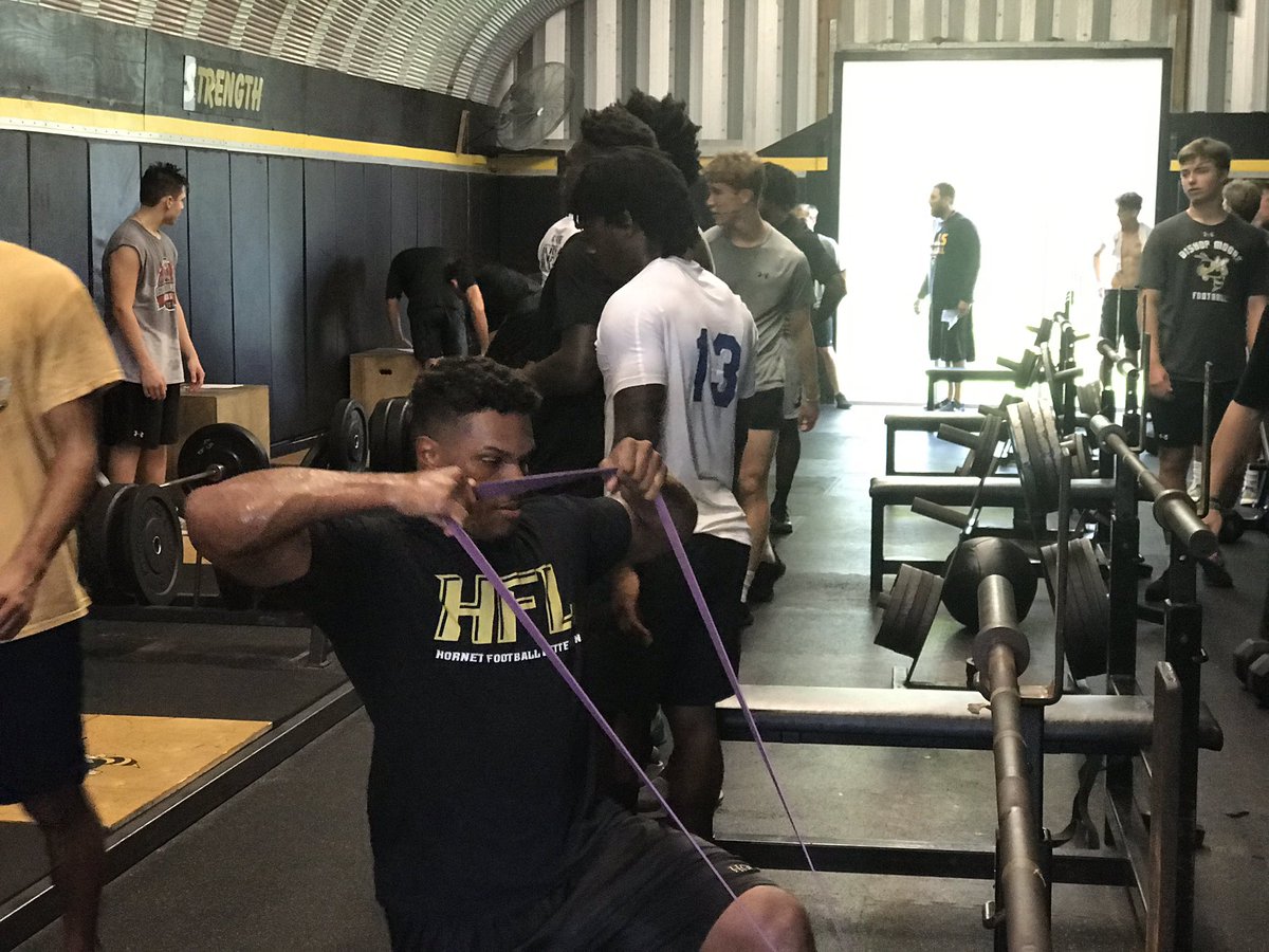 HornetFB_1MOORE's tweet image. HFL (Hornet Football Lettermen) member and former BMC great Marcus Williams ‘15 training with our current team! #AlwaysAHornet #1MOORE