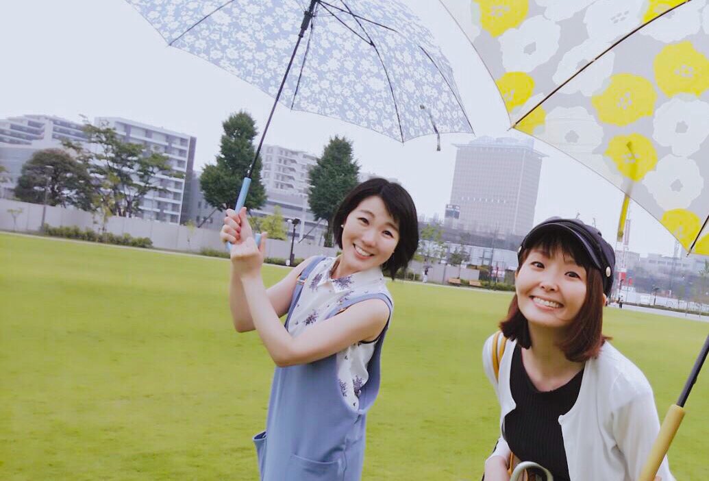 okamura_sayaka's tweet photo. GalaRibbonで静岡コンサートの打ち合わせ。ほどけたー😆
やんさん語録に笑かしてもらって、亜弥ちゃんにこにこ見守って撮ってくれました。 https://t.co/8edAxBZtZ6