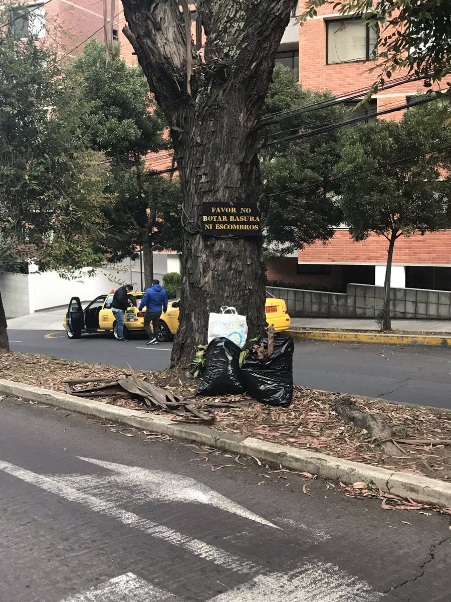 Josemalaso's tweet photo. Qué pasa vecinos de la Coruña y Barreto? Impensable de gente educada y de buen nivel económico se arroje basura y escombros y nadie se haga cargo de ella. #AMC #emaseo https://t.co/XKrOOuNXQP