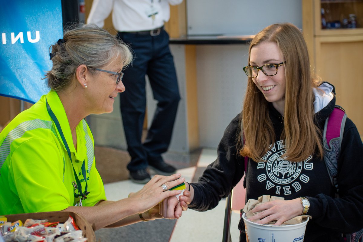 ohhgrasshopper's tweet image. ORD Safety Advocates putting smiles on our customers faces. @weareunited @MikeHannaUAL @HermesPinedaUA @Scott13138104