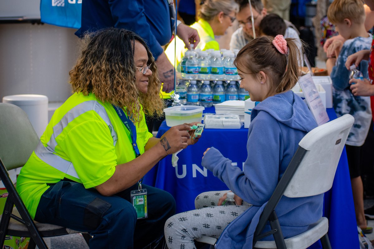 ohhgrasshopper's tweet image. ORD Safety Advocates putting smiles on our customers faces. @weareunited @MikeHannaUAL @HermesPinedaUA @Scott13138104