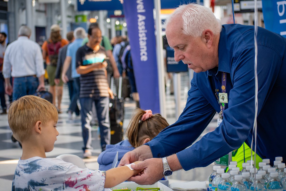 ohhgrasshopper's tweet image. ORD Safety Advocates putting smiles on our customers faces. @weareunited @MikeHannaUAL @HermesPinedaUA @Scott13138104
