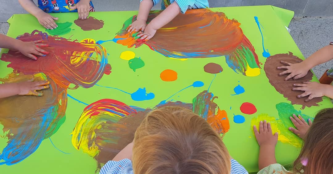 ERocaprevera's tweet photo. Sabeu què ens agrada molt del projecte del cos? Que podem embrutar-nos pintant amb les mans! Ens encanta!! #ERinfantil #ERp2 https://t.co/qXP2z1nJ8N