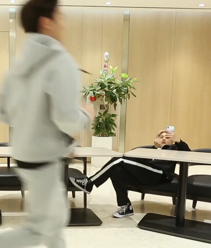sweaterpawschim's tweet photo. everyone panicking while jimin just.... https://t.co/OKDVq5hwvY