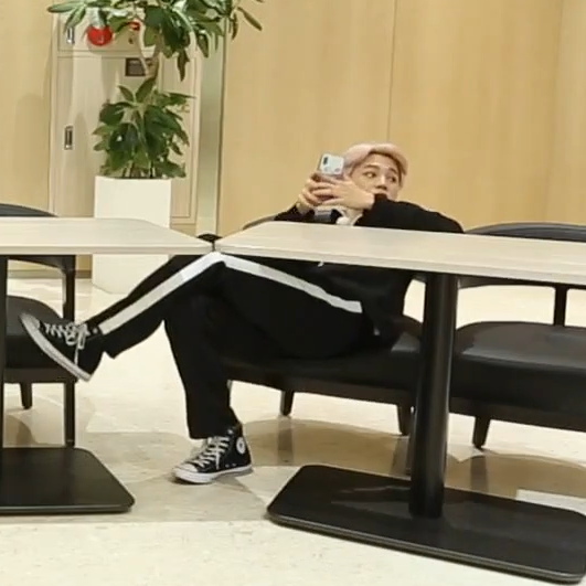 sweaterpawschim's tweet photo. everyone panicking while jimin just.... https://t.co/OKDVq5hwvY
