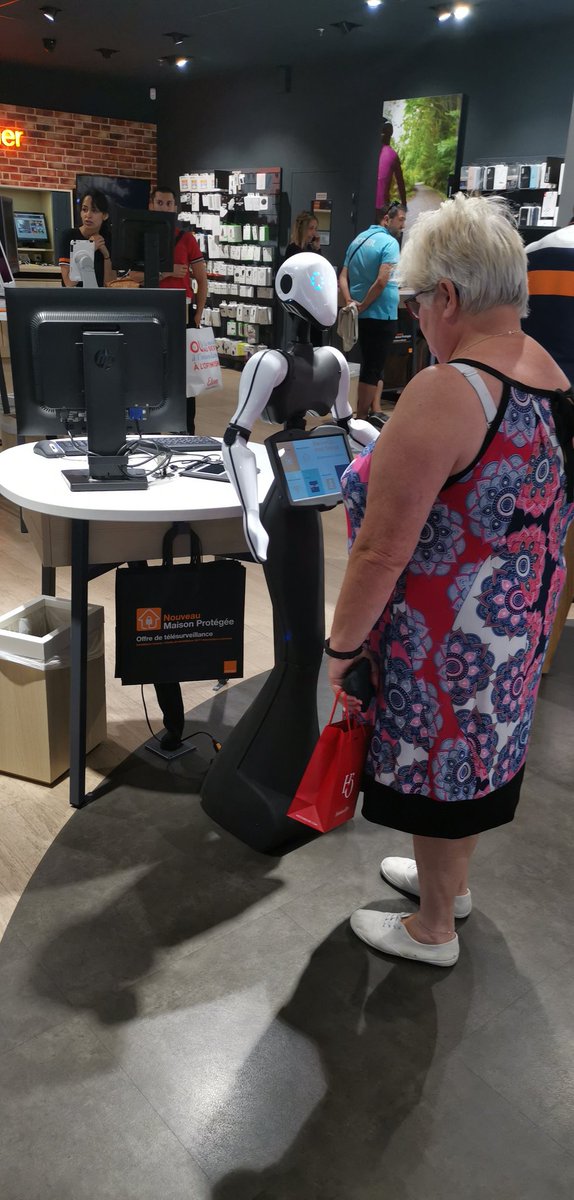Les clients découvrent un nouveau compagnon en test chez #Orange à la boutique de Tourville-la-rivière 
<a href="/bonneauPro/">Pascal BONNEAU</a> <a href="/JacobsPierre/">Pierre Jacobs</a> <a href="/pelletierjuar/">Huc Juliette</a>