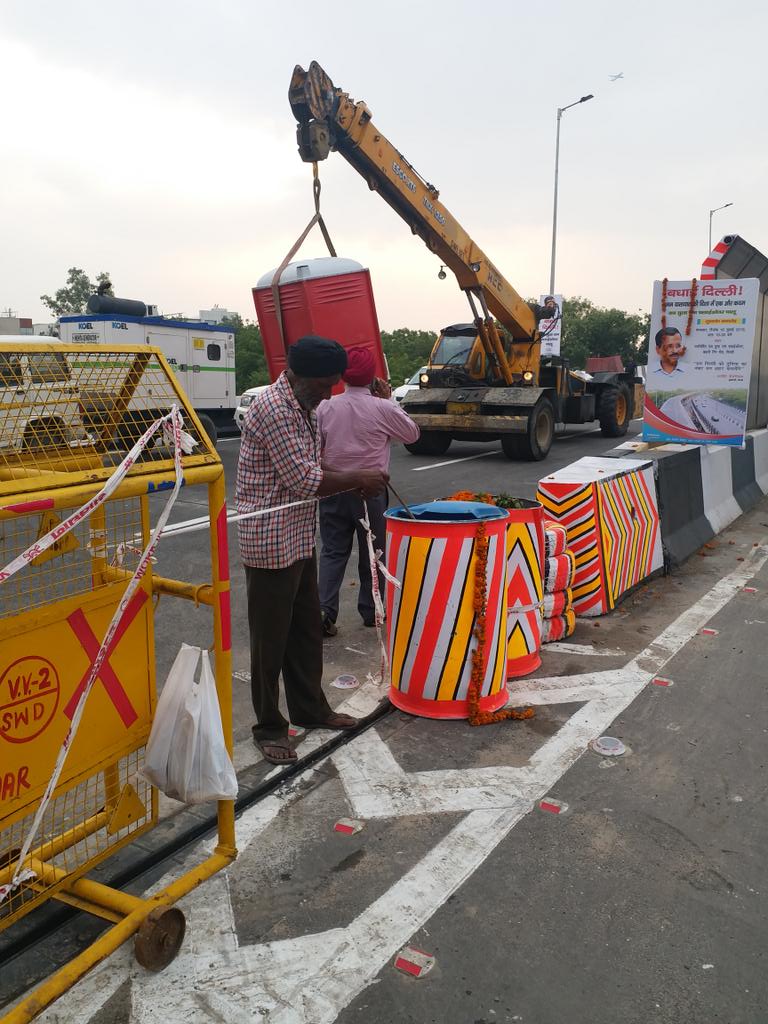 zindadilmac's tweet photo. #RTRFlyover inaugurated in the morning by @ArvindKejriwal  and closed to traffic  immediately afterwards. This pic taken at 1800h today.Jai Ho!! https://t.co/dtnvhGXaP0
