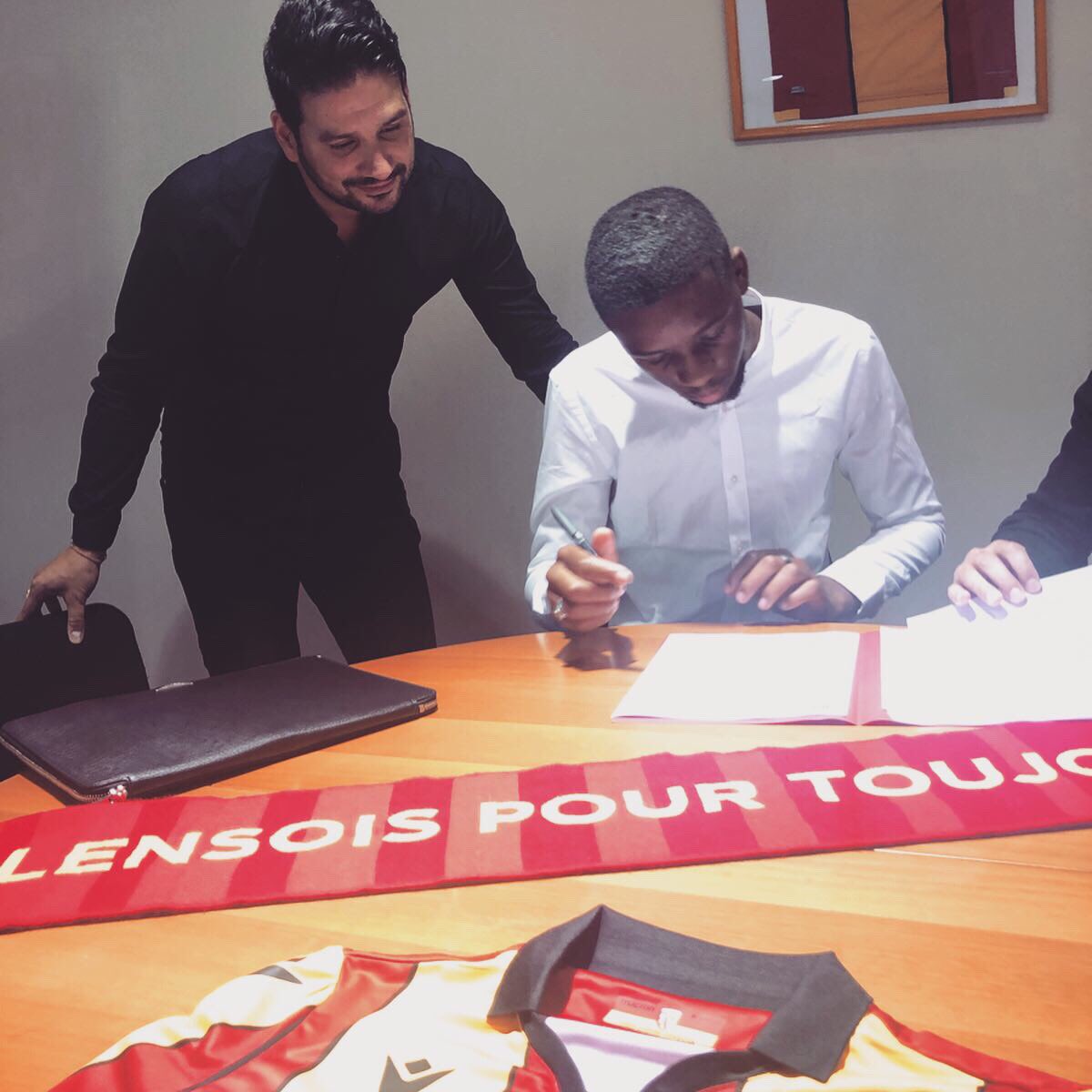 AlfonsoStelli's tweet photo. ✍🏻📃 Fier de vous annoncer la signature de Yann KEMBO @yann_kembo  professionnel pour les 4 prochaines saisons au sein du Racing Club de Lens.
Une nouvelle fois, merci à toi, à ta famille et au club pour la confiance accordée @sporttalentagency 
Merci à mon avocat Sevan karian https://t.co/lrKB4pV2C1