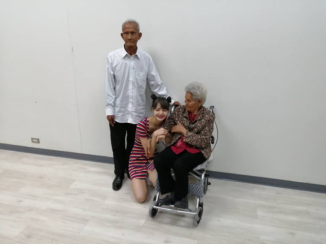 mna's tweet photo. #Lisa backstage after the encore concert in #Thailand ✨
#LISA #LALISA #리사 #BLACKPINK #블랙핑크
#Thailand
#LISA20MParty #LISA #LALISA
#BLACKPINK
#LisaBLACKPINK
#LalisaManoban
#NoLisaNoMoney https://t.co/Yjwfua1G4L
