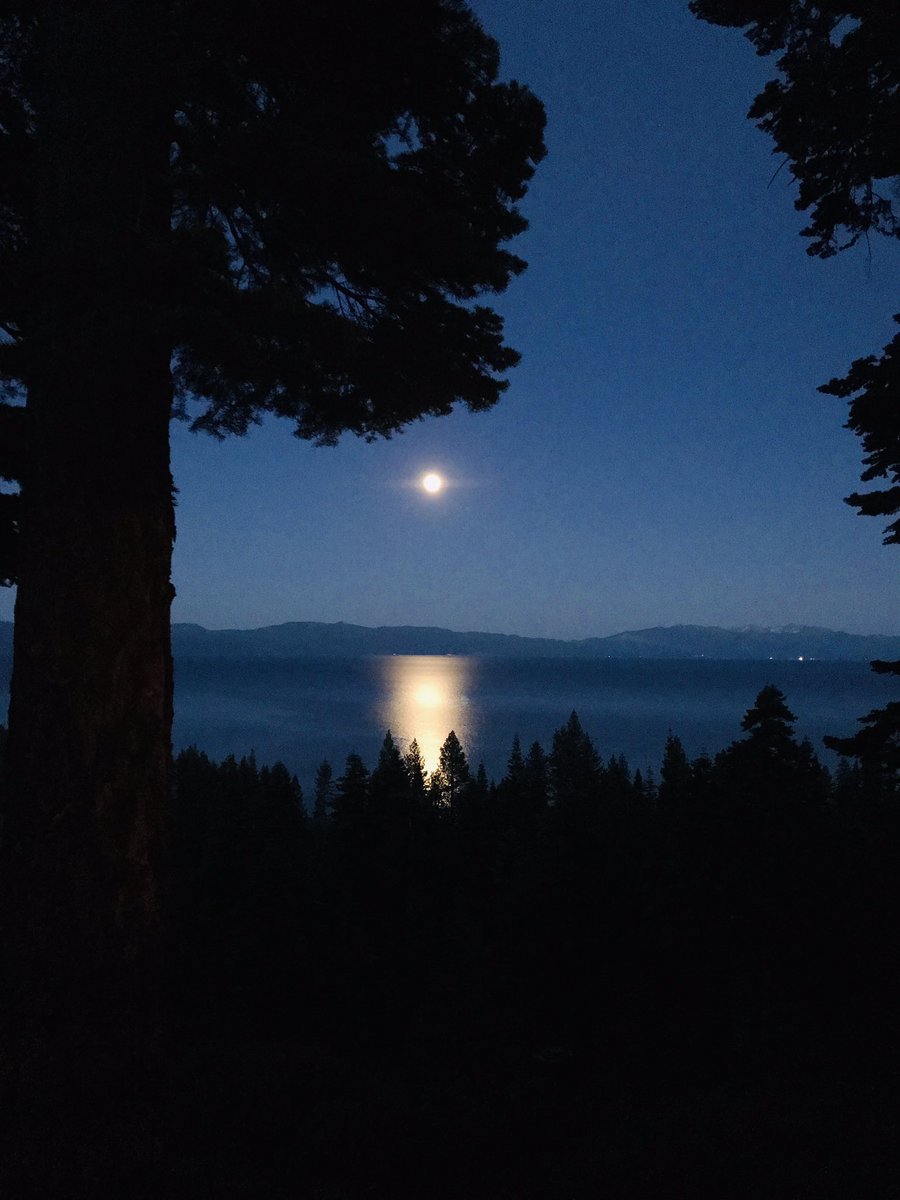 LisaArgenABC7's tweet photo. #FullMoon over Lake Tahoe 🌚 https://t.co/Kue52N5FLu