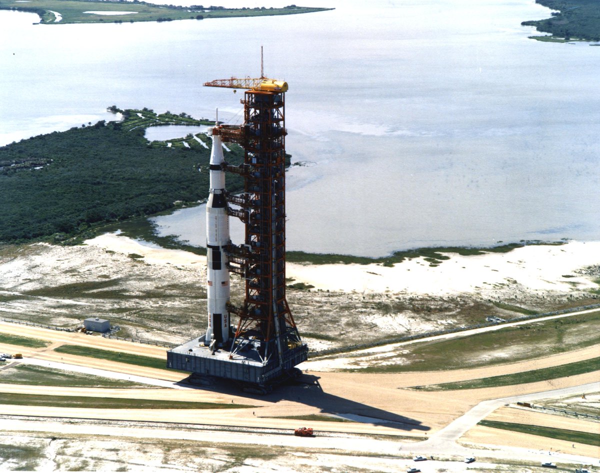 Na zdjęciu rakieta Saturn V zmierzająca na platformę startową. Obecnie jest już zadokowana. Do startu pozostało 45 minut. Prezydent Stanów Zjednoczonych Richard Nixon na loży VIPów wita się właśnie z przybyłymi gośćmi. #Apollo11 #Apollo50th #Centrumnaukikopernik