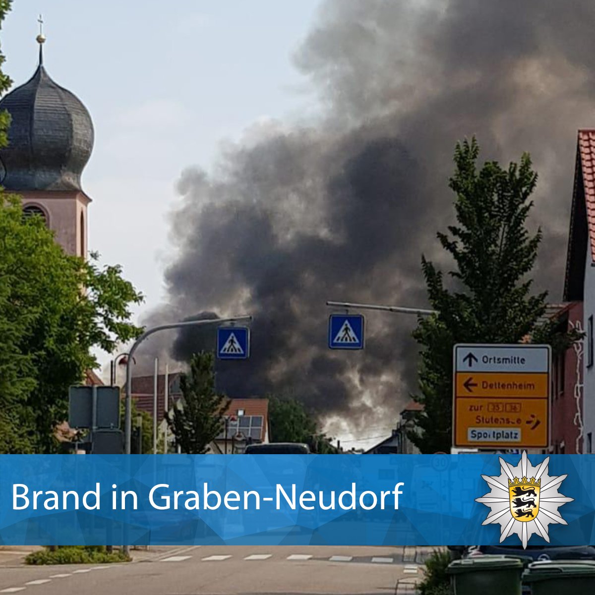 Polizei_KA's tweet image. In der #Sofienstraße in #Graben-Neudorf sind mehrere #Scheunen in Brand geraten. Die #Feuerwehr ist aktuell mit den Löscharbeiten beschäftigt. Zur PM: bitly.com/2lILWj3

Wir bitten die Anwohner Fenster- und Türen aufgrund der #Rauchentwicklung geschlossen zu halten.