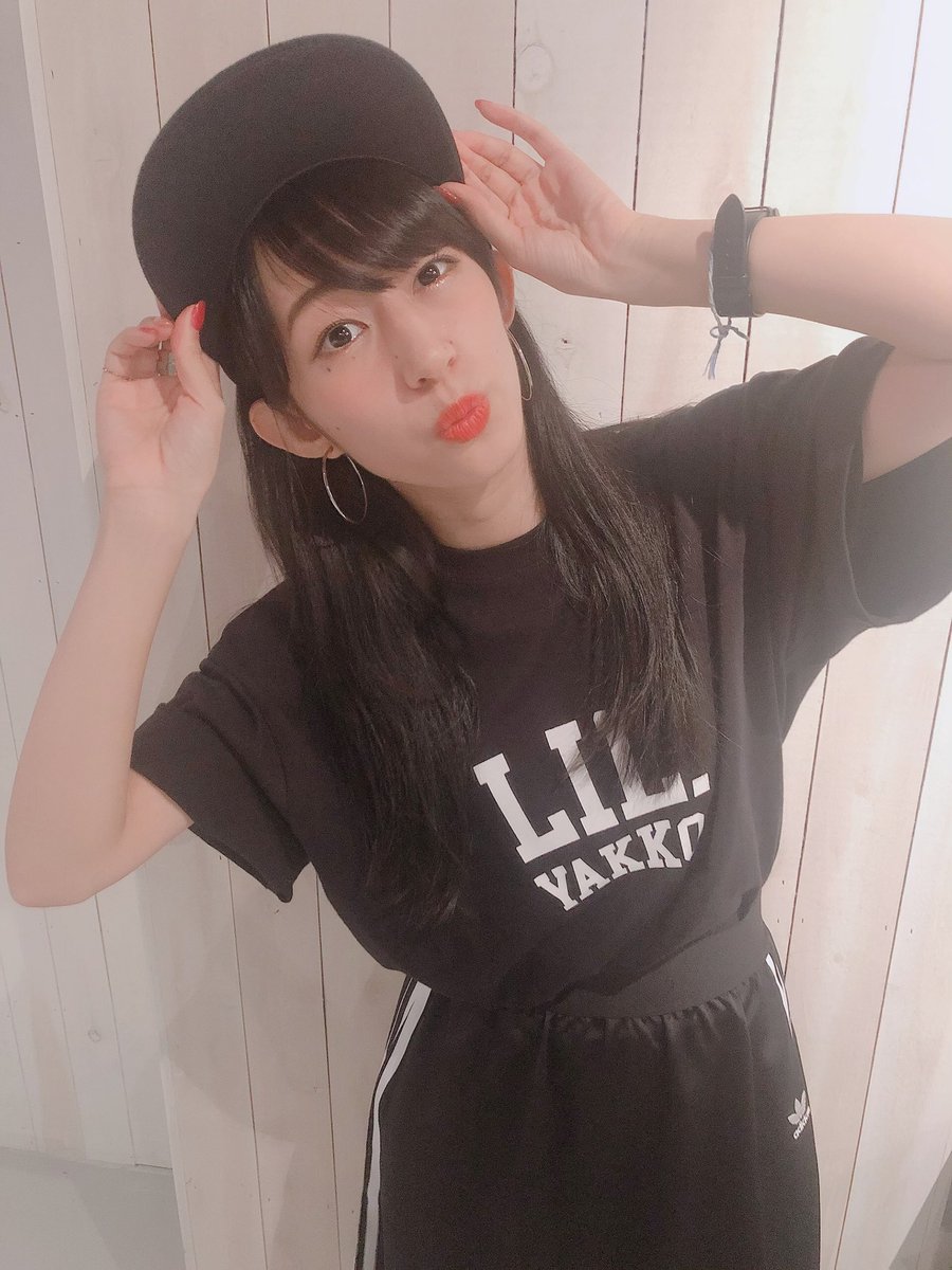 yakko928's tweet photo. #Lil_YAKKO インストア
ありがとうございました👏

今日はフラゲ日〜！！！
せっかくなのでTシャツとキャップを使って黒系な感じにしました🖤🖤
着てるサイズはXLです◎

平日なのに集まってくれたみんなありがとう〜〜😭💕 明日もよろしくね！！
裏の私が詰まったアルバム、たくさんきいてね🥰 https://t.co/XK9fY3BK7s