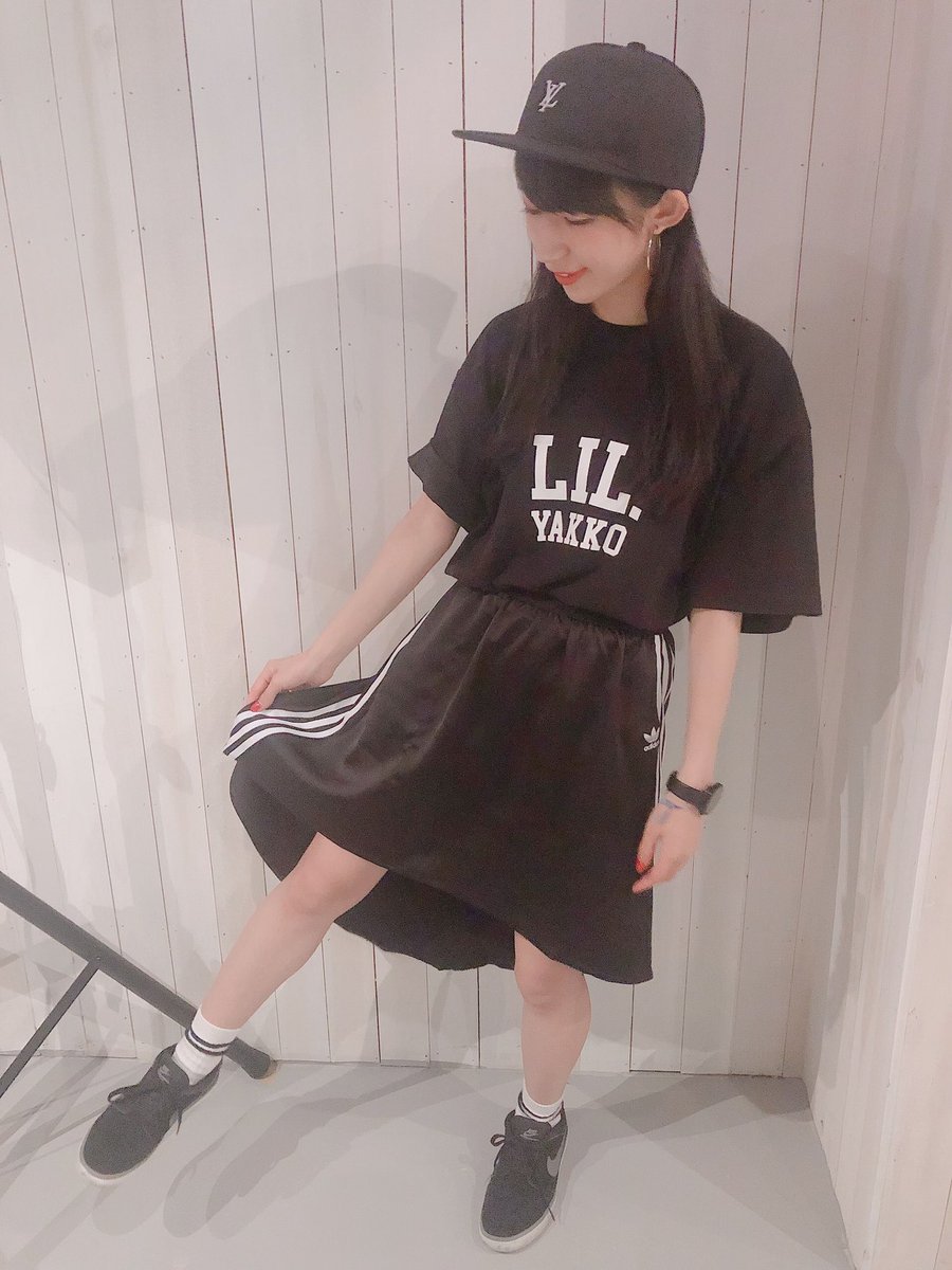 yakko928's tweet photo. #Lil_YAKKO インストア
ありがとうございました👏

今日はフラゲ日〜！！！
せっかくなのでTシャツとキャップを使って黒系な感じにしました🖤🖤
着てるサイズはXLです◎

平日なのに集まってくれたみんなありがとう〜〜😭💕 明日もよろしくね！！
裏の私が詰まったアルバム、たくさんきいてね🥰 https://t.co/XK9fY3BK7s