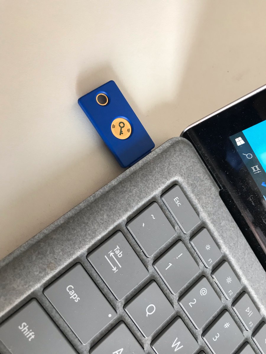 MKnoppert's tweet photo. Klaar met alle wachtwoorden. Zonder wachtwoord, maar met key en vingerafdruk inloggen. #Passwordlesssignin @Authenticaties1 bedankt voor de snelle levering aan huis ;-) https://t.co/wn1qwWdfe5