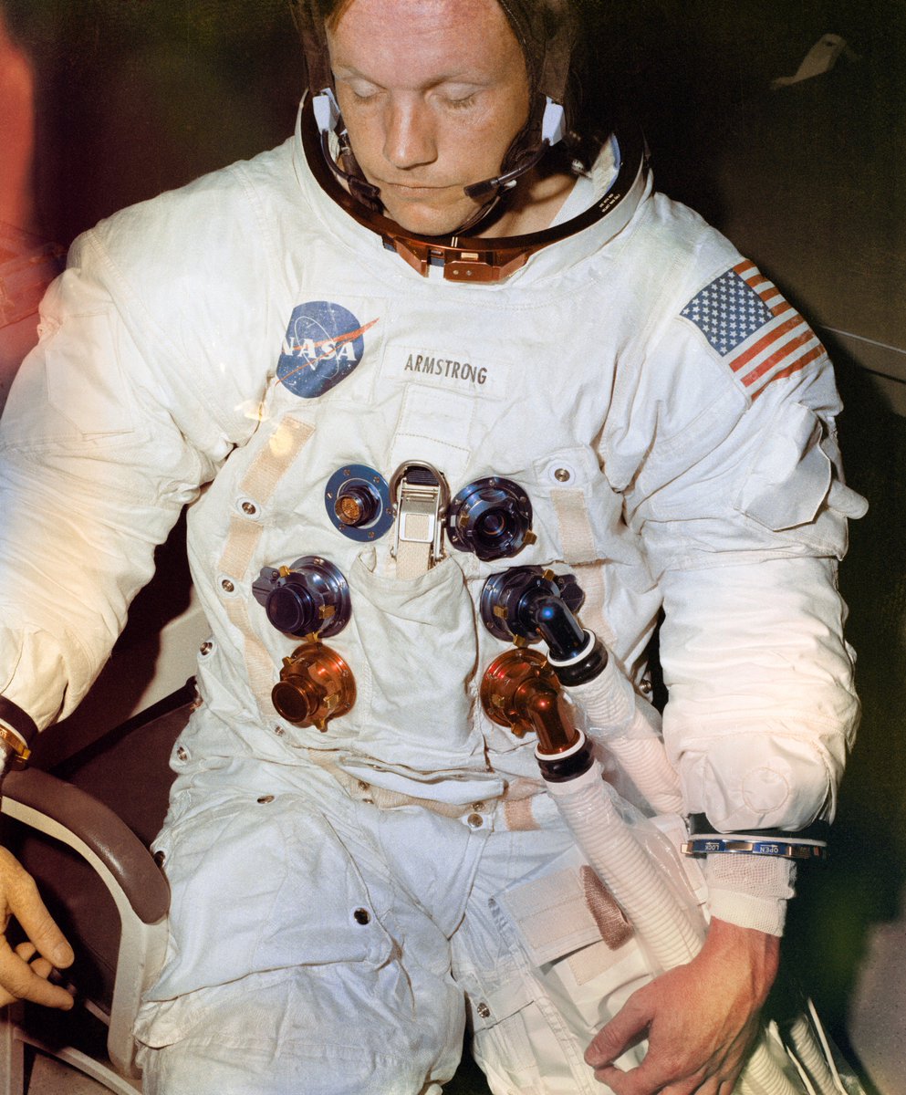 35 minut do startu

Kontrola lotu pyta Neila Armstronga, czy załoga, która zajęła już miejsca w rakiecie, czuje się wygodnie.

Armstrong odpowiada: "Jest nam bardzo wygodnie. Poranek jest przepiękny."

fot. NASA

#apollo11 #Apollo50th #centrumnaukikopernik