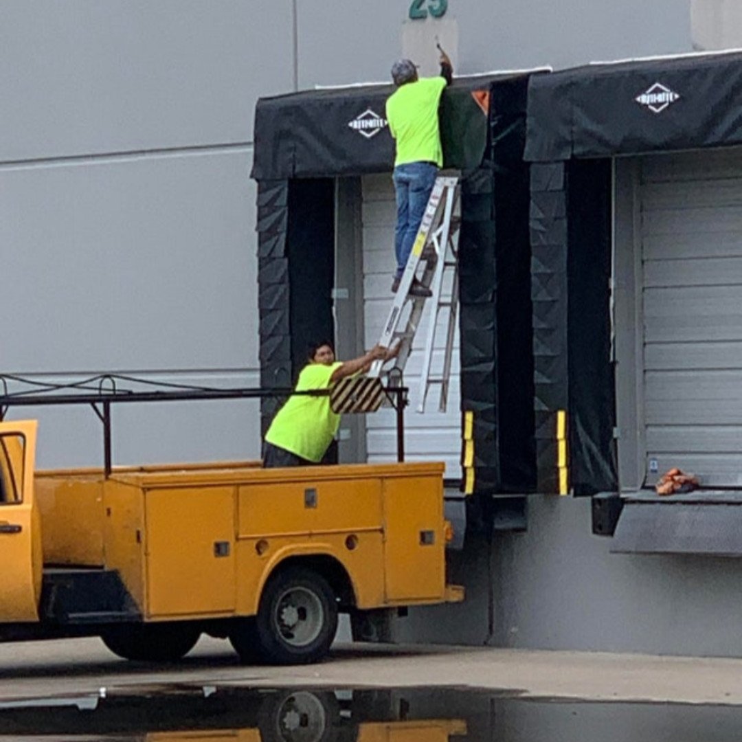 OSHAcademy's tweet photo. Do you trust your co-worker enough? #oshaisthissafe #osha #safety_fail #safety Photo Credit: LoneStar_TBL https://t.co/iSaddpPHRE