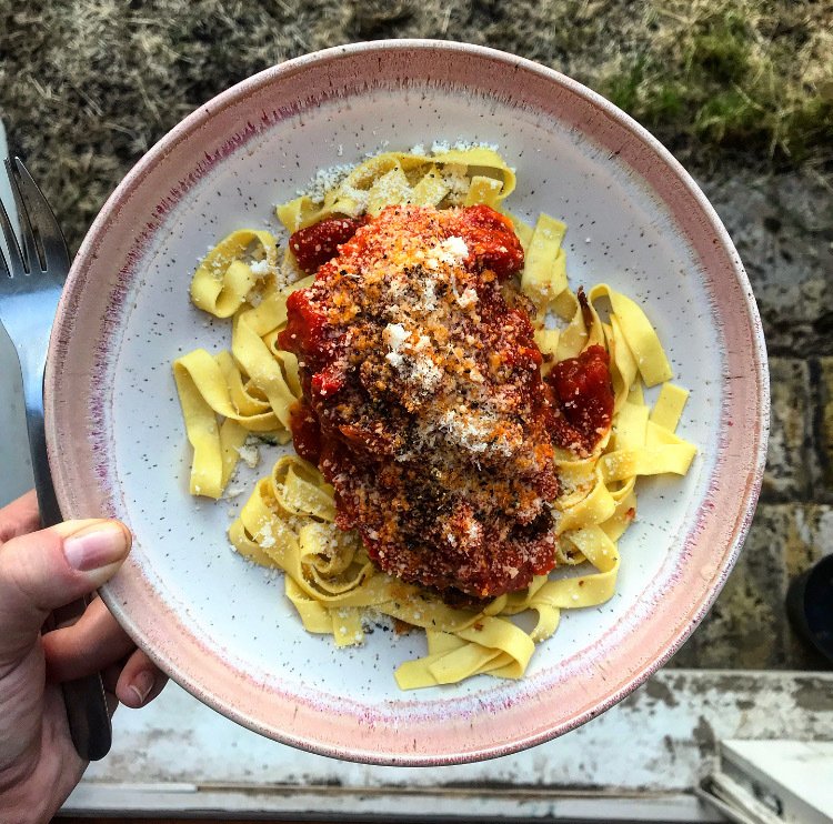 Quick and simple chicken parmigiana recipe platesandplaces.co.uk/2019/07/16/qui…