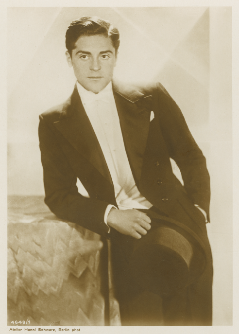 de_kinemathek's tweet photo. Franz Lederer, Foto: Atelier Hanni Schwarz, #Berlin
https://t.co/JsOU0OEhr5 #KinoderModerne #StarPostkarte #film #Kino #Weimartouch #Bravocover #1920ies #Ufa https://t.co/2FHa0SpAAF