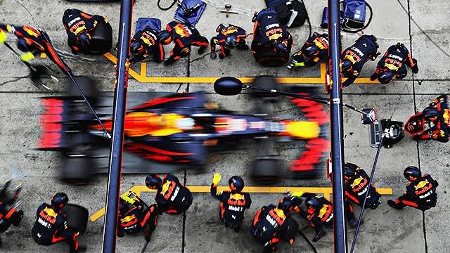 AutoGuru_India's tweet photo. At the Silverstone F1 Grand Prix 2019, the Red Bull Racing Team set a new world record for the fastest pit stop ever with a time of 1.91 seconds!
#F1 #formula #formulaone #racing #motorsport #car #grandprix #britishgp #maxverstappen #redbull #worldrecord #AutoGuru #GaadiGyan https://t.co/86H363ymFL