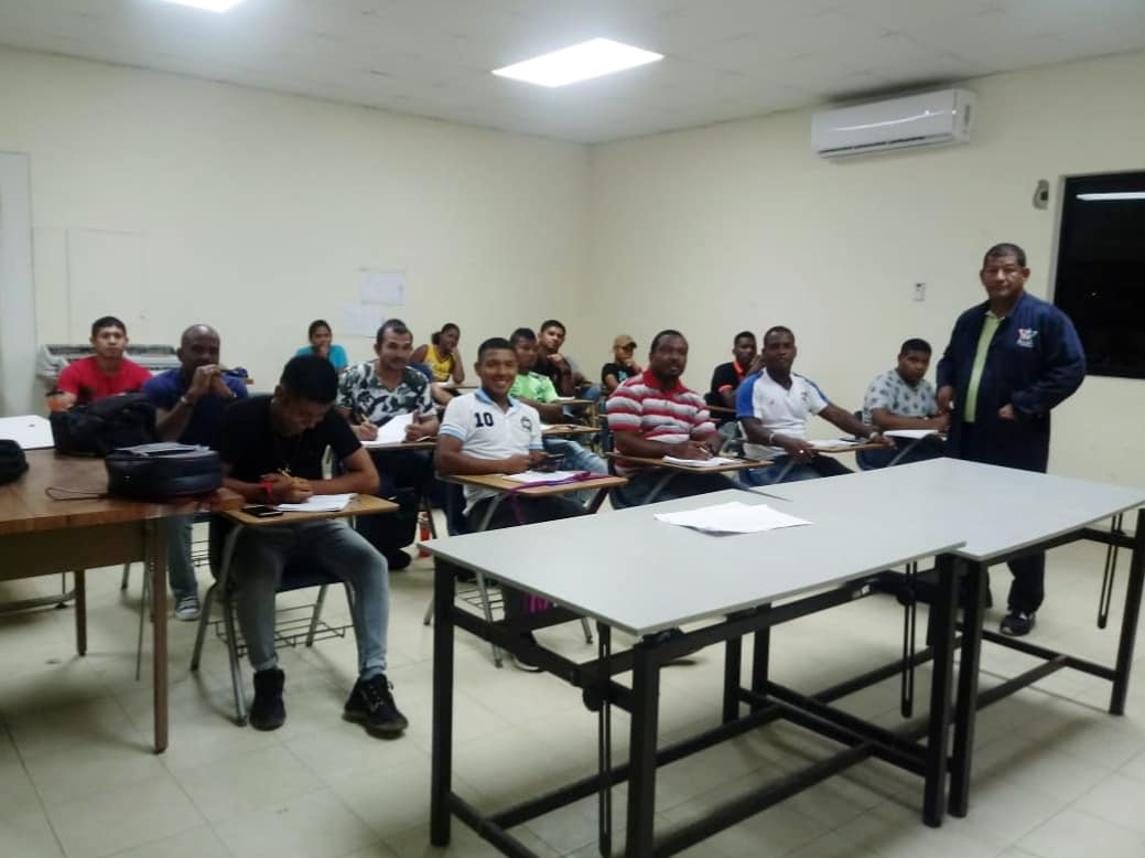 InadehOficial's tweet photo. Con muy buenos resultados avanza el curso de Electrónica Básica que imparte el instructor Julio Jordán en  el Centro de Formación Marco Antonio Pereira en la provincia de Colón. El grupo de participantes pronto iniciará la práctica profesional. #UnModernoINADEH https://t.co/7F123YQW2T