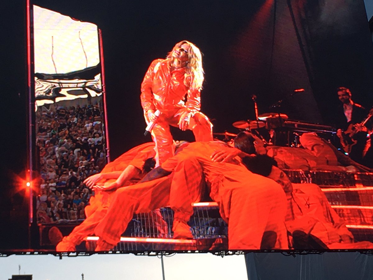 JustJill180's tweet photo. @kylieminogue absolutely stunning still can’t believe I worked at my all time fav singers/actress concert, met her when she arrived at the castle yesterday when I was cleaning her toilets 🙈 such a beautiful person inside and out so down to earth, I will never forget 😍😍😍 https://t.co/ENflxWZYen
