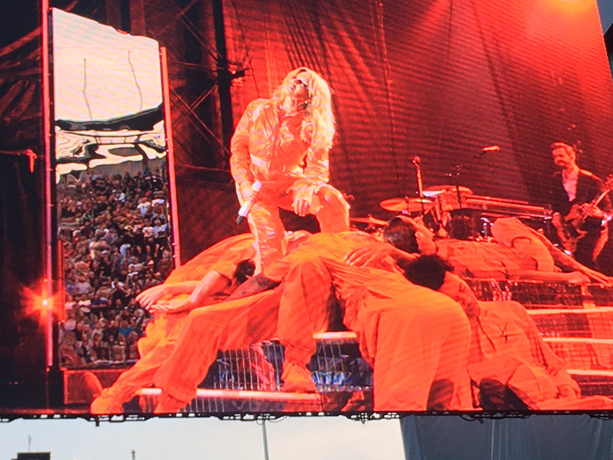 JustJill180's tweet photo. @kylieminogue absolutely stunning still can’t believe I worked at my all time fav singers/actress concert, met her when she arrived at the castle yesterday when I was cleaning her toilets 🙈 such a beautiful person inside and out so down to earth, I will never forget 😍😍😍 https://t.co/ENflxWZYen