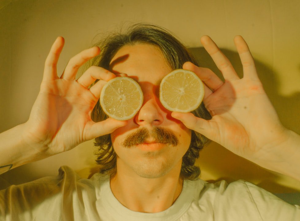 Si la vida nos da limones... ¡los añadimos al vermú! 
#TurmeonVermut 
😎🍋🥃