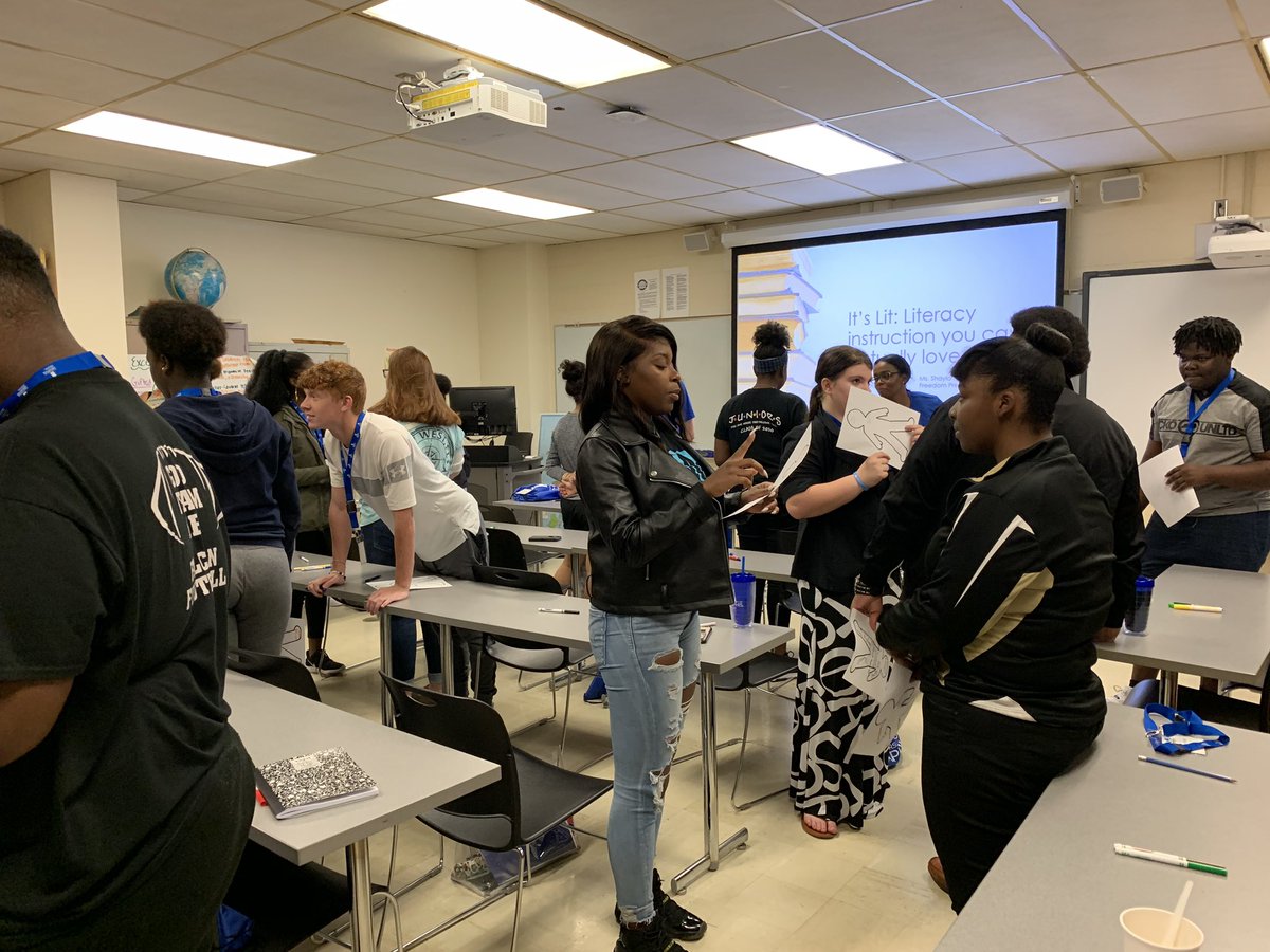 UofMRCP's tweet photo. @RachRossPhD and Shayla Morgan from @FreedomPrepAcad teach: “It’s Lit: Literacy Instruction You Can Actually Love #SummerBridge #RiverCityPartnership @umeducation @UofM_ELED @DeanHillClarke https://t.co/tX4TJXLxiT