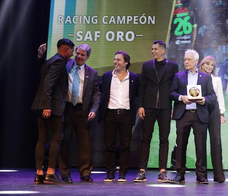 Racing_Stats1's tweet photo. Se realizaron los #PremiosSuperliga y #Racing fue el gran condecorado de la noche.

Estuvieron presentes jugadores, dirigentes y familiares de los mismos.

A continuación el detalle de las 8 distinciones que recibió El Campeón y sus representantes. https://t.co/2C4Tusn2qU