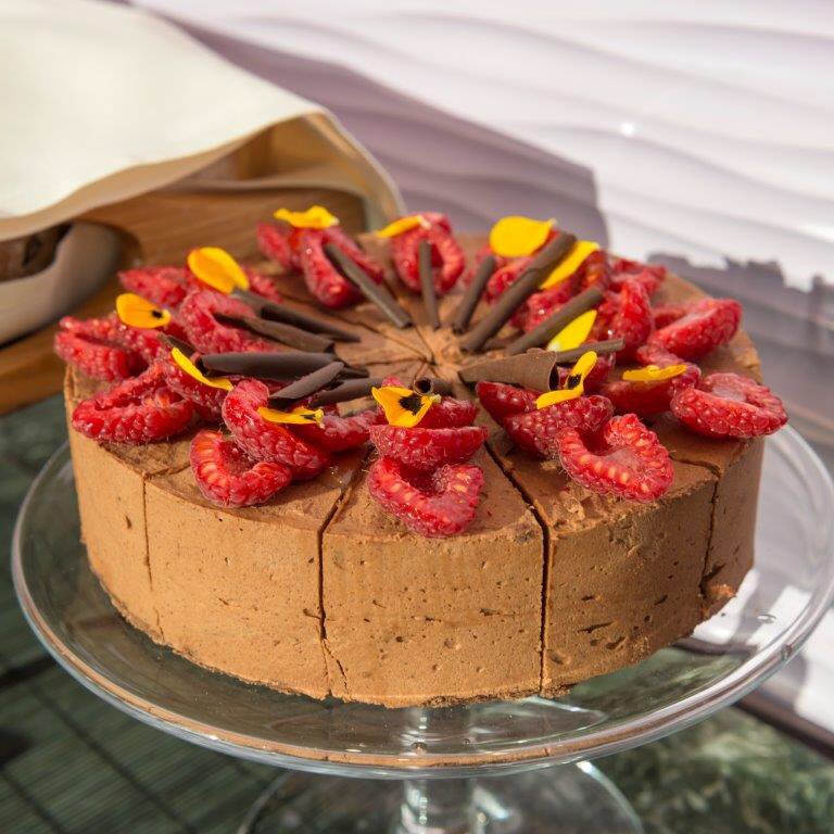 PeakHealthClub's tweet photo. Is today your cheat day? This delicious chocolate and berry cake is the perfect treat! https://t.co/Q27FZ1puba
