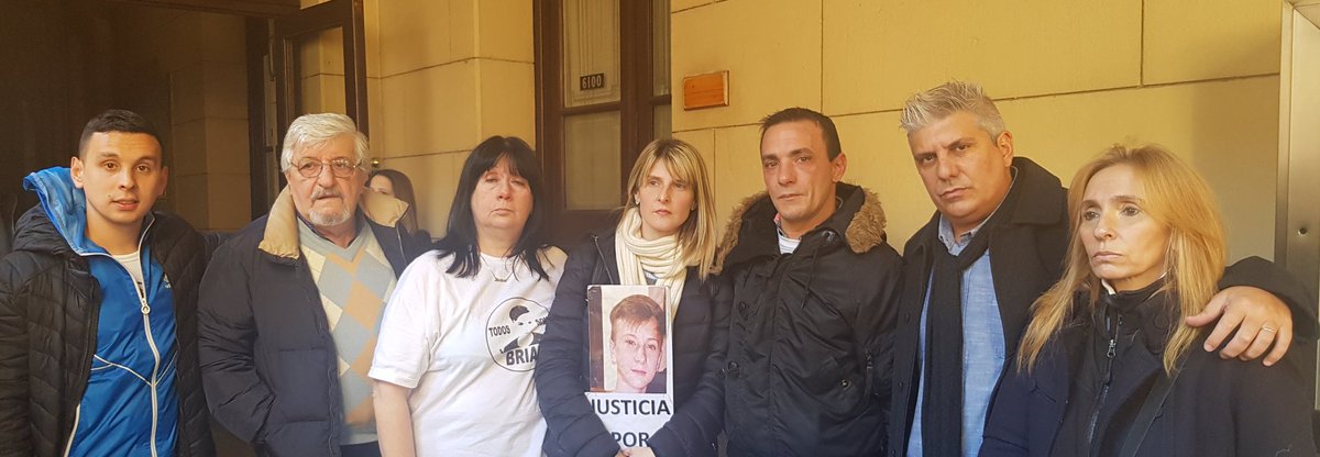 #AHORA en #tribunales esperando junto a la familia  de Brian Aguinaco para conocer el veredicto a los asesinos q les destruyeron la vida .
#JusticiaParaBrian