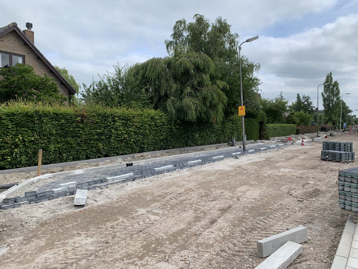 Er wordt hard gewerkt voor de #bouwvak #herenweg #rijnsaterwoude  soms wat te snel... Was dit de juiste plaats voor een lantaarnpaal of voor de parkeerplaats? 😱