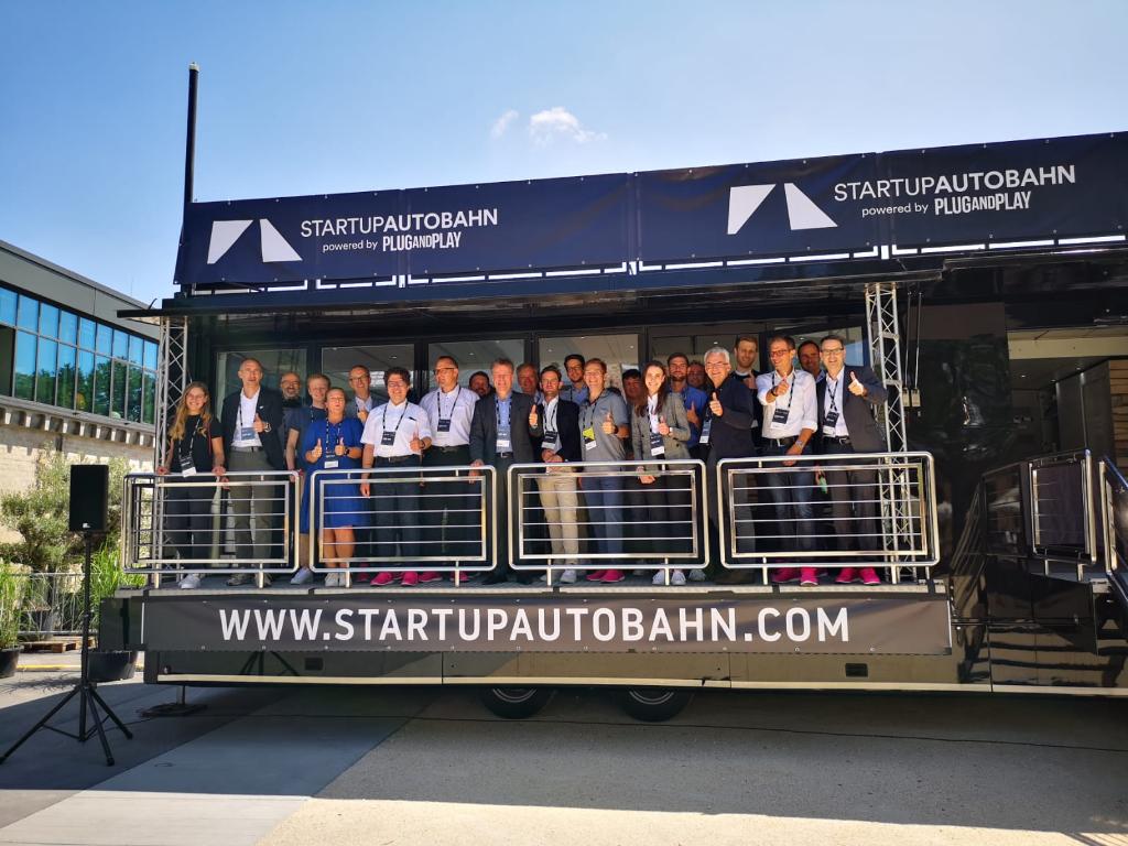 Starker Partner für Start-ups: T-Systems feiert 100 Tage Partnerschaft mit <a href="/StartUpAutobahn/">STARTUP AUTOBAHN powered by Plug and Play</a>. “Wir vertiefen durch die Zusammenarbeit unser Know-how im Bereich Mobilität der Zukunft” zieht Oliver Bahns, Leiter Connected #Mobility bei #TSystems, Resümee. #expoday