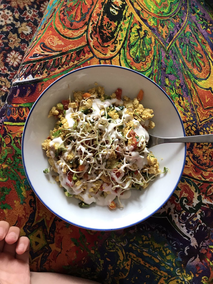 Erst meckern sie: Veganes Rührei, was soll das denn sein? 
Dann gucken sie neidisch