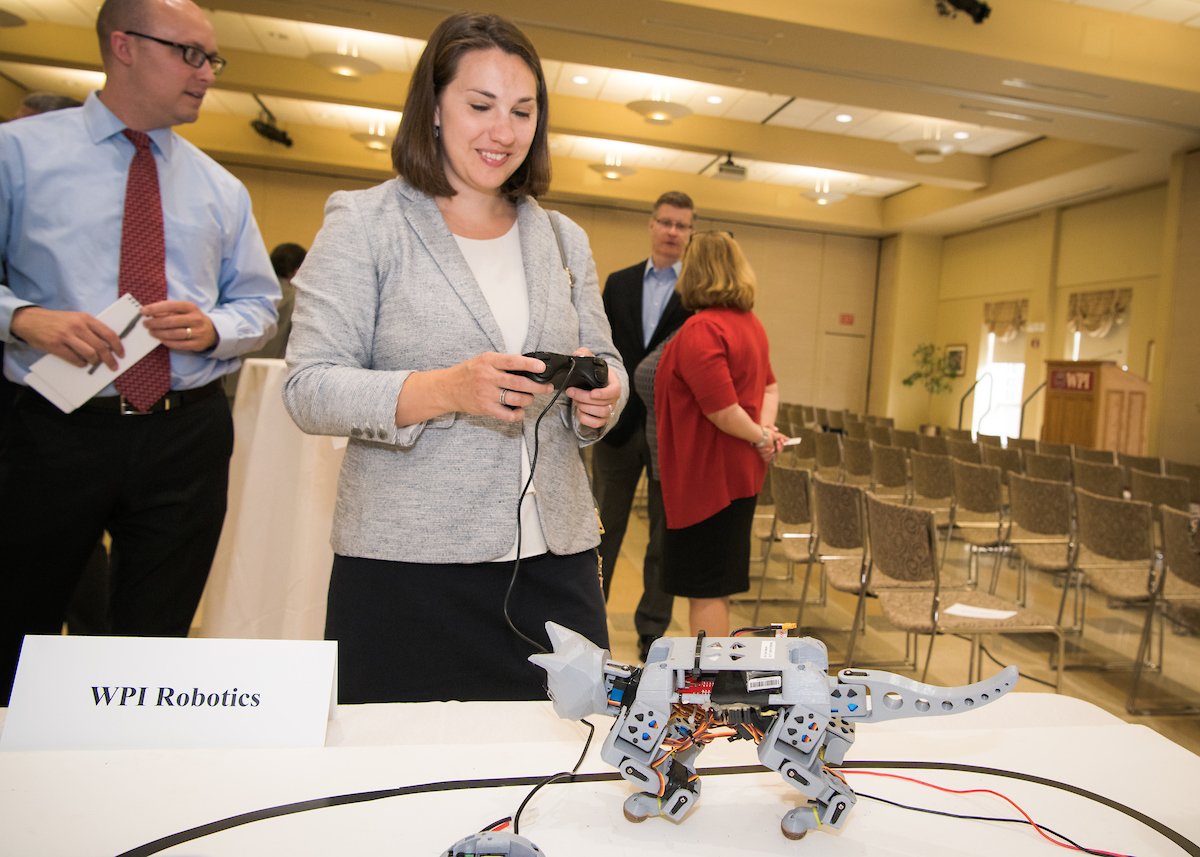 WPI's tweet photo. The #M212 grant will help WPI "develop an innovative curriculum geared towards simultaneously opening the doors to rewarding STEM careers, building a talent pipeline, and powering our regional economy for years to come,” says @LaurieofMars @Mass_Tech
https://t.co/jU83DrFitH https://t.co/bU6ZsZRm1L