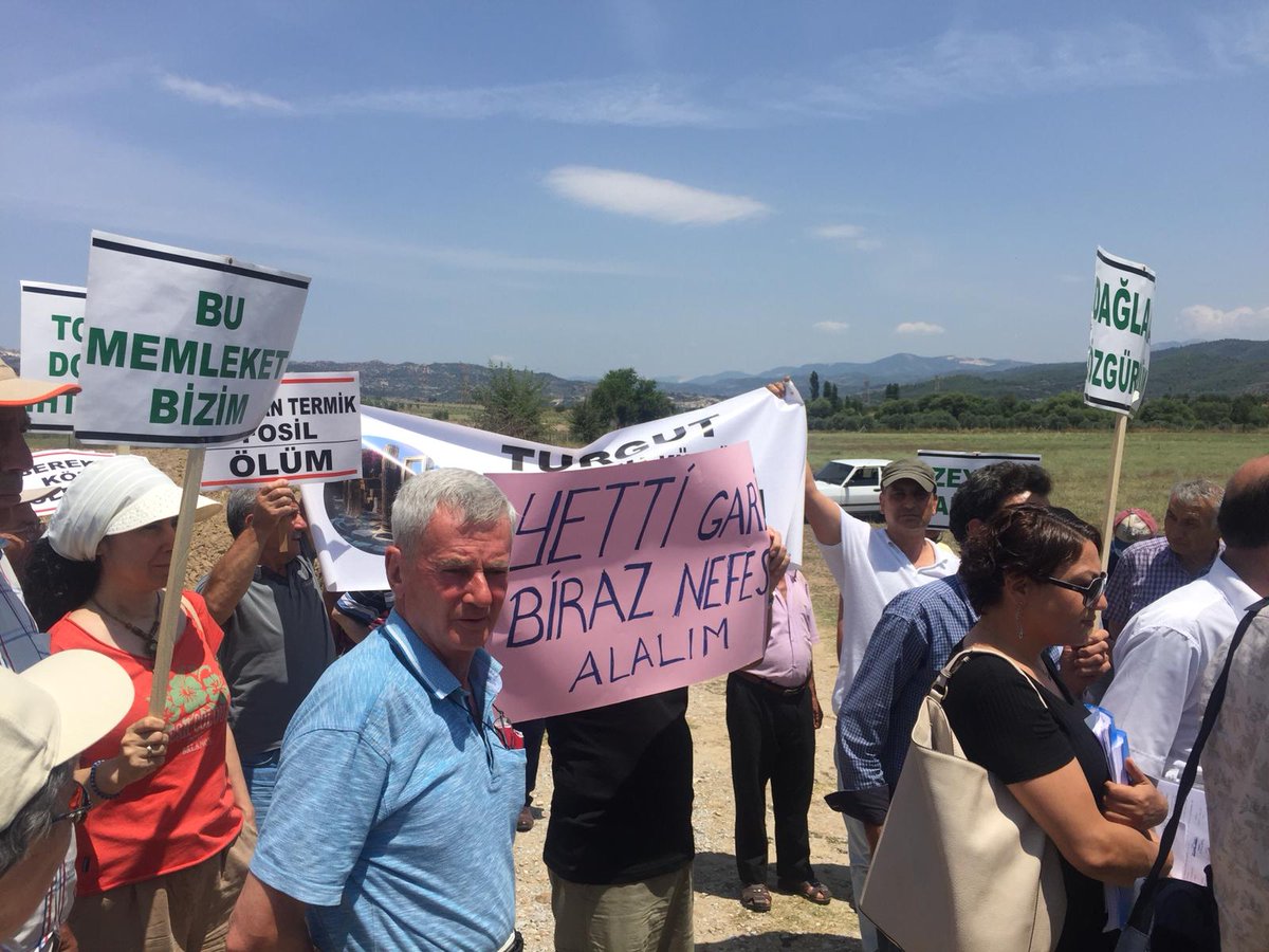 Yatağan termik santraline kömür sağlamak için Hacıbayramlar köyünde planlanan kömür madeni projesine karşı açılan davanın bilirkişi keşfine Muğla halkı pankartlarıyla dahil oldu. Bilirkişilere seslendi : #YettiGari Biraz Nefes Alalım! +

#KömürdenKurtul