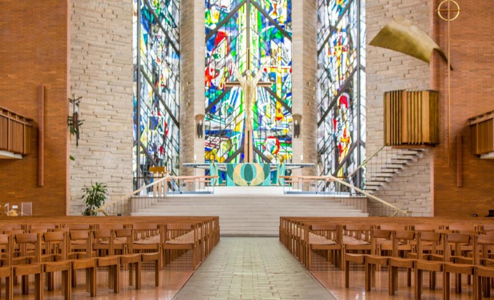 LukeHughesCo's tweet photo. The Coventry chair sits in some of the world's finest places of #worship from Hereford to Kalamazoo and beyond. See it in action at @ValpoU #chapel, USA - https://t.co/vdEJKSiqro #valparaiso #indiana #gordonrusselldesignmuseum https://t.co/DPpQwL4GTS