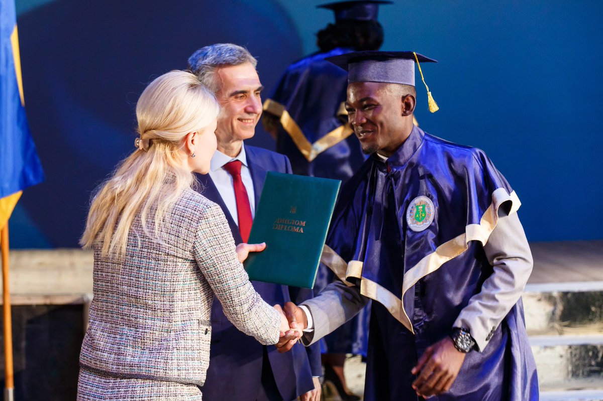 Xhaka_04's tweet photo. Safe to say I’ve completed medical school and I’m now a certified Medical Doctor. 
This is how far God has brought me.☺️
I cannot wait to see what opportunities come my way in the next few years. 💫✨ https://t.co/B01KXe8Kqc