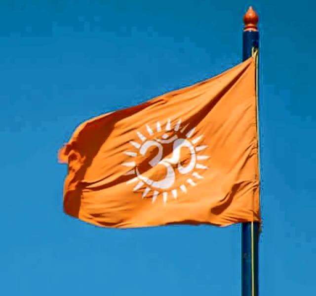 અહીં તિરાડોમાથી સૌને ઝાંકવાની ટેવ છે ;

બારણાં ખુલ્લા મૂકી દો કોઇ પણ ફરકે નહિ.

-ખલીલ ધનતેજવી..