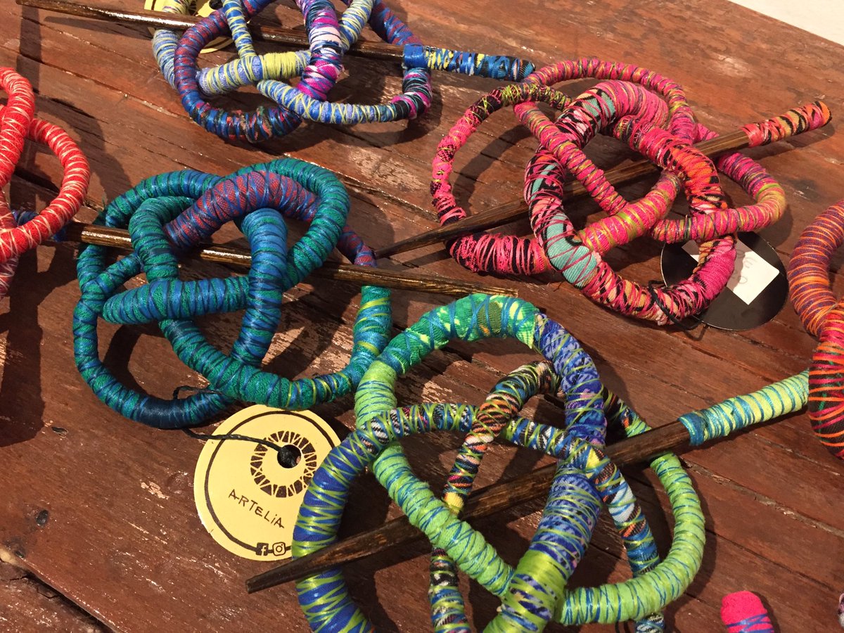 cocolichando's tweet photo. Se viene el día del amigo y queremos compartir algunas propuestas de regalitos lindos y originales.Broches para el pelo realizados con materiales reciclados, prácticos funcionales y con estilo
#accesorios #accesoriosparaelpelo #broches #brochespelo #textil #cocolichando https://t.co/IpyFObAUOJ