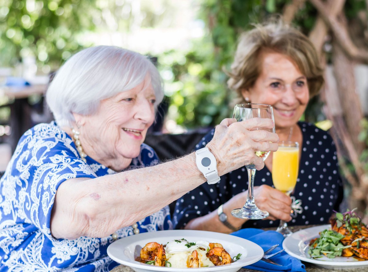 MobileHelpNow's tweet image. Cheers to safety!

The #MobileHelp wrist button is still one of the most popular medical alert devices. 

The soft material makes it comfortable for anyone to wear, anywhere!

#MobileHelpNow